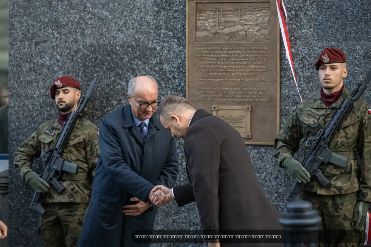 Fot. ęciu uroczystość odsłonięcia tablicy przy placu Ratuszowym