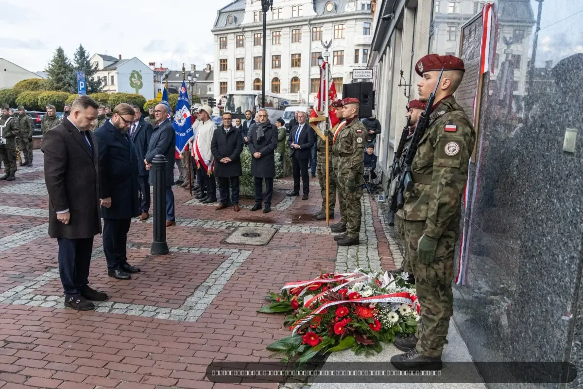 Fot. ęciu uroczystość odsłonięcia tablicy przy placu Ratuszowym