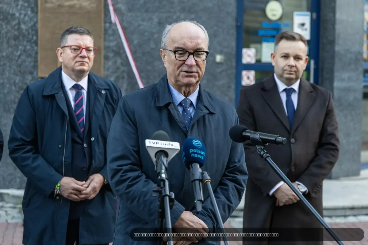 Fot. ęciu uroczystość odsłonięcia tablicy przy placu Ratuszowym