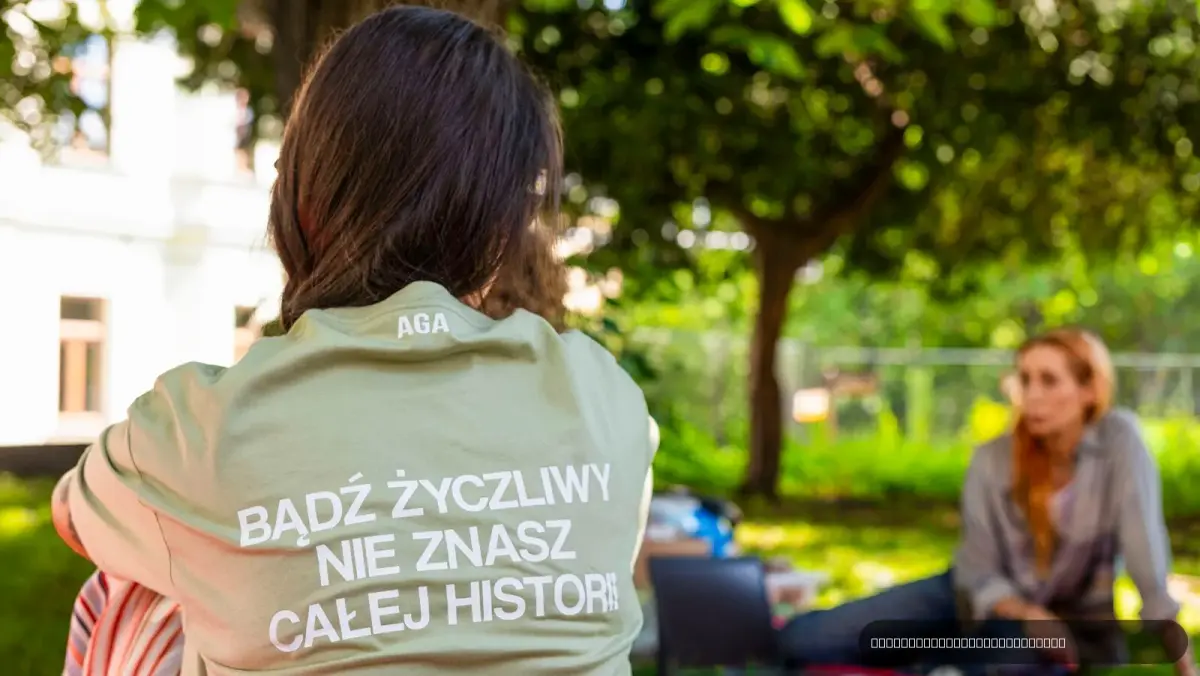 Fot. ęciu osoby w ogrodzie