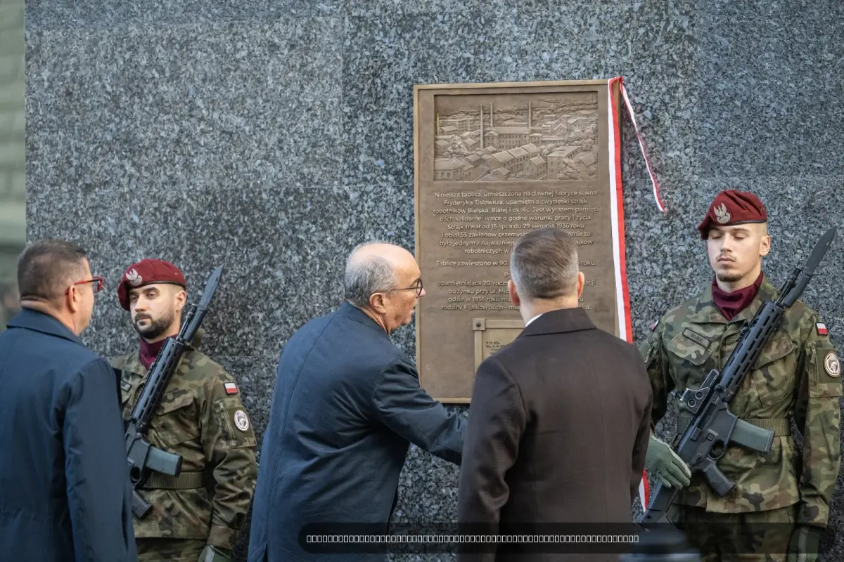 Fot. ęciu uroczystość odsłonięcia tablicy przy placu Ratuszowym