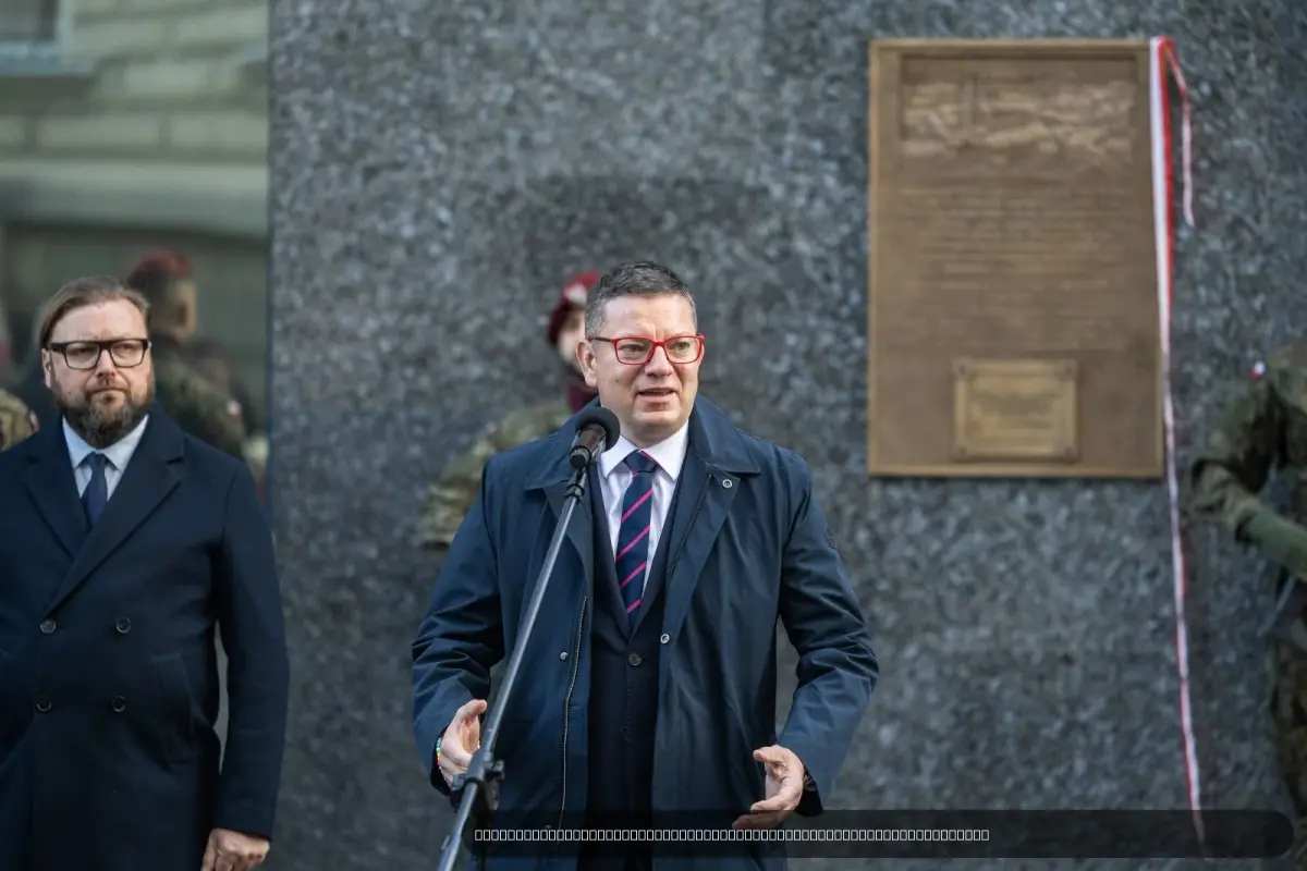 Fot. ęciu uroczystość odsłonięcia tablicy przy placu Ratuszowym
